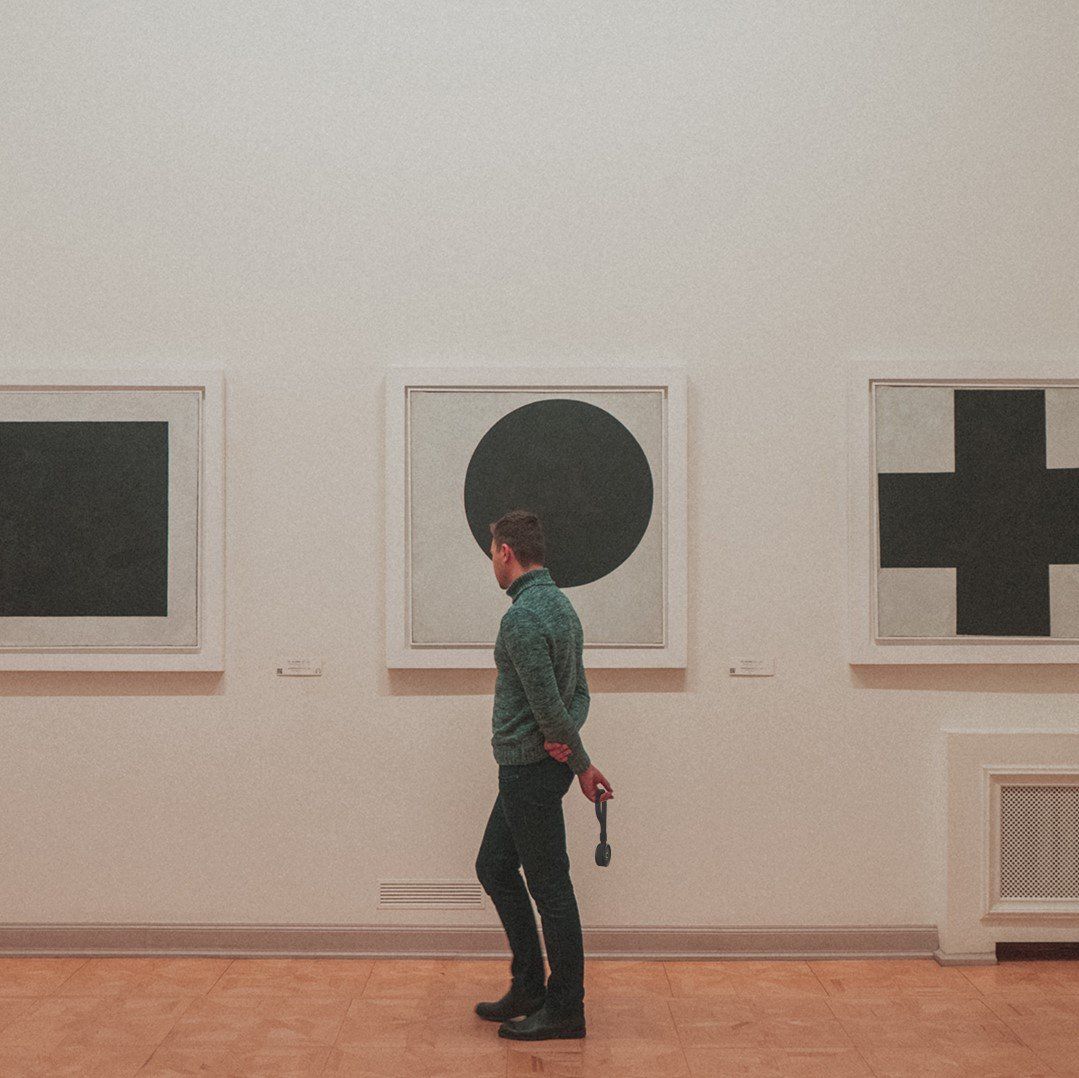 3. The green arrow on the device rotates to guide the user as they move through the gallery.