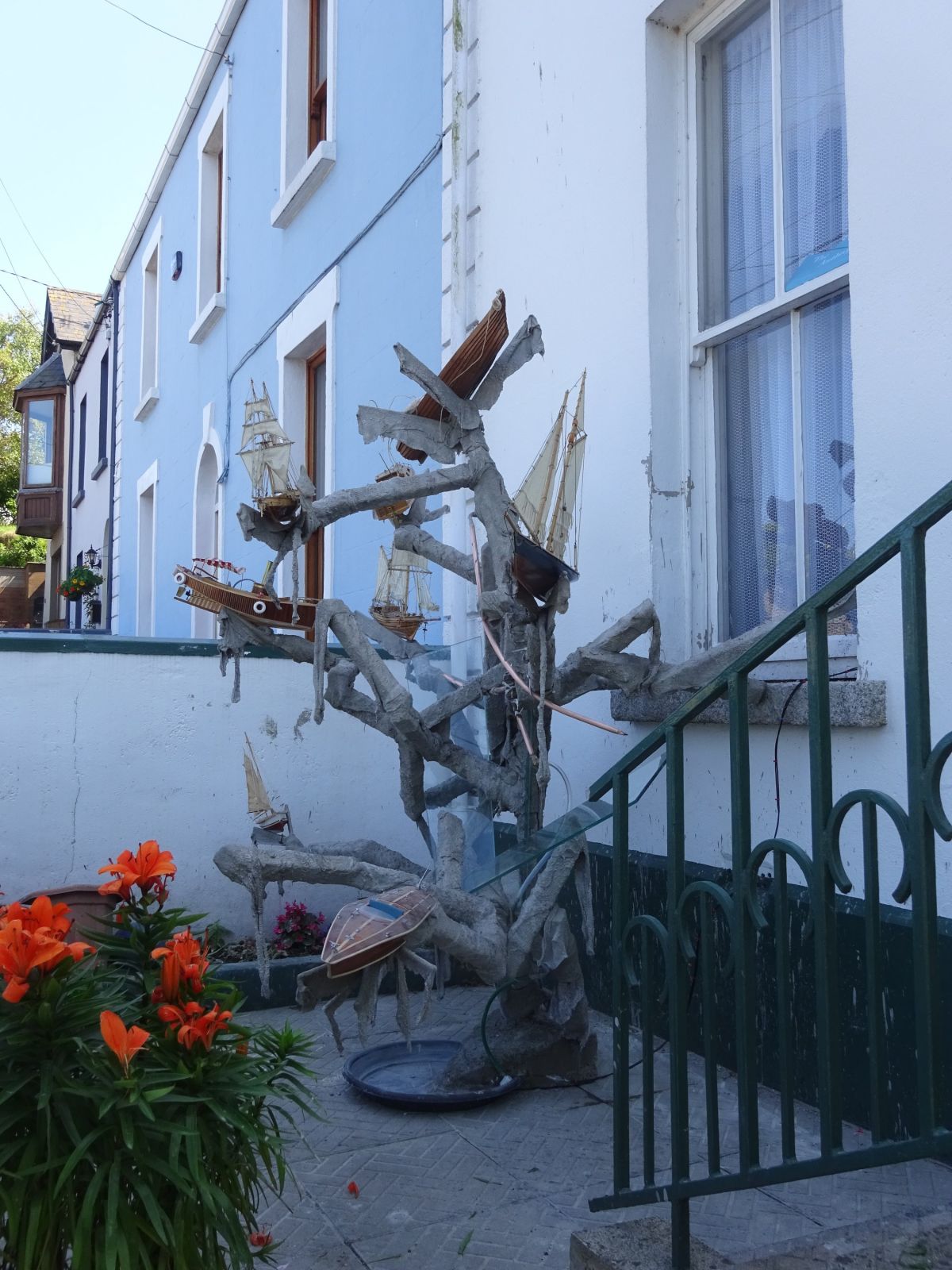 7-caption/Sculpture installation