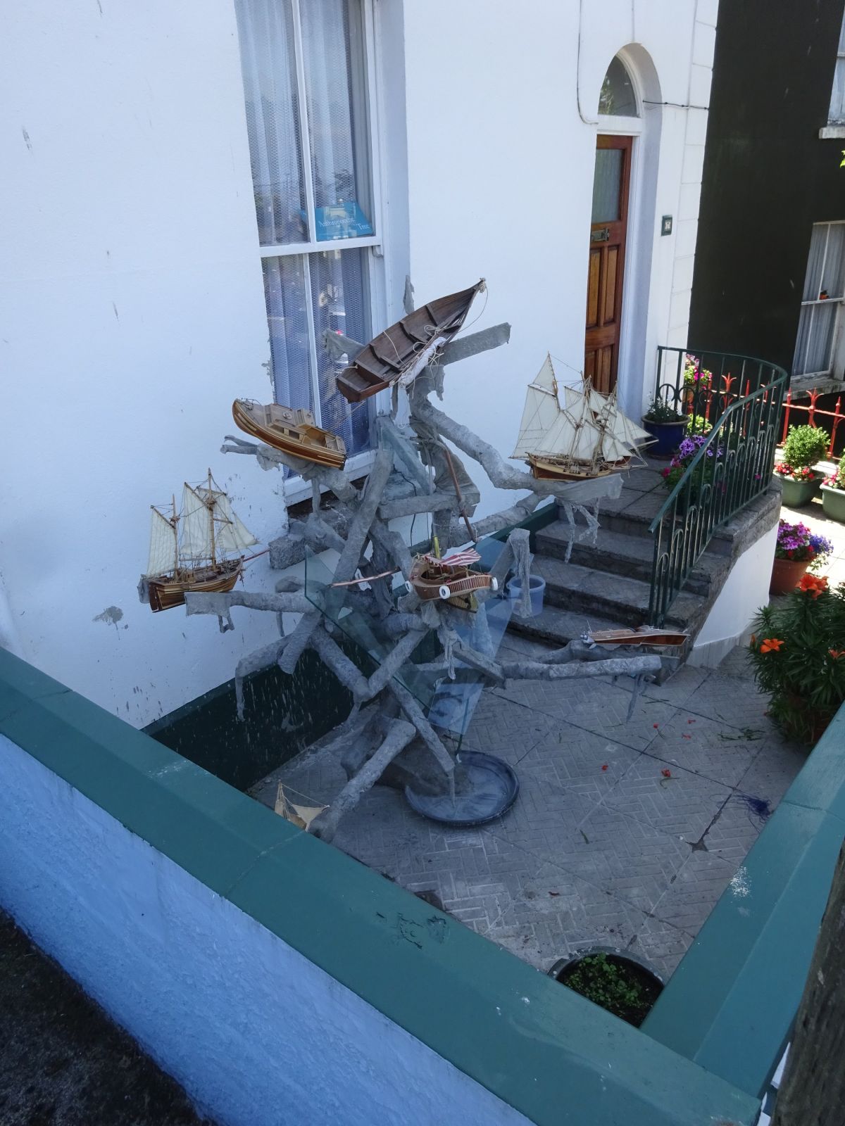 9-caption/Sculpture installation